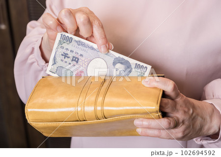 【長財布から1000円札を出す主婦】 【長財布から1000円札を出す主婦】 102694592