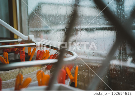 雨の日に部屋干し 102694612