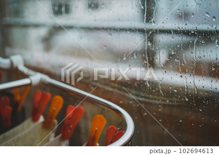 雨の日に部屋干し 雨の日に部屋干し 102694613