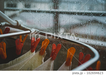 雨の日に洗濯物を部屋で干す 102694623