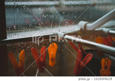 雨の日に洗濯物を部屋で干す 雨の日に洗濯物を部屋で干す 102694629