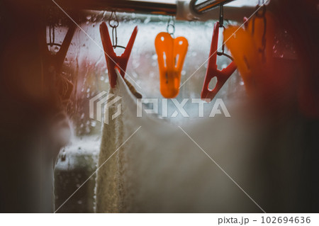雨の日に洗濯物を部屋で干す 雨の日に洗濯物を部屋で干す 102694636
