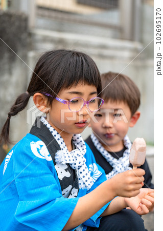 お祭り ハッピを着た子供 お祭り ハッピを着た子供 102695170