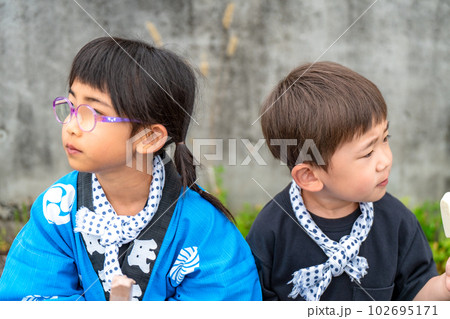 お祭り ハッピを着た子供 お祭り ハッピを着た子供 102695171