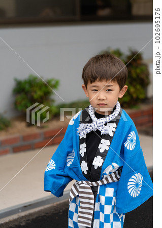 お祭り ハッピを着た子供 お祭り ハッピを着た子供 102695176