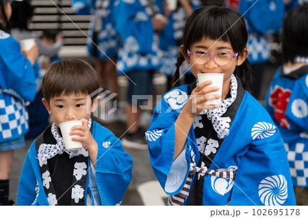 お祭り ハッピを着た子供 お祭り ハッピを着た子供 102695178