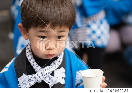 お祭り ハッピを着た子供 お祭り ハッピを着た子供 102695181