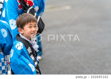 お祭り ハッピを着た子供 お祭り ハッピを着た子供 102695182