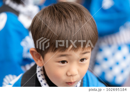 お祭り ハッピを着た子供 お祭り ハッピを着た子供 102695184