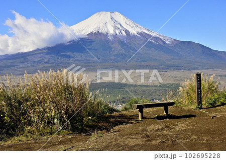 道志山塊の大平山山頂より望む富士山 102695228