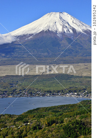道志山塊の大平山山頂より雪化粧した富士山と山中湖 道志山塊の大平山山頂より雪化粧した富士山と山中湖 102695242