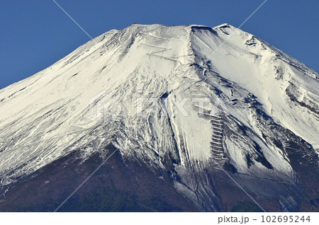 道志山塊の大平山山頂より雪化粧した富士山 102695244