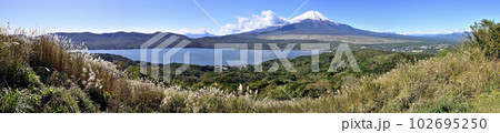 道志山塊の大平山山頂より雪化粧した富士山と山中湖のパノラマ 道志山塊の大平山山頂より雪化粧した富士山と山中湖のパノラマ 102695250