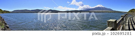 山中湖　長池親水公園より三国山稜と富士山を眺めるパノラマ 102695281