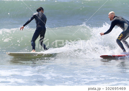 サーフィンを楽しむ2人の男性 102695469