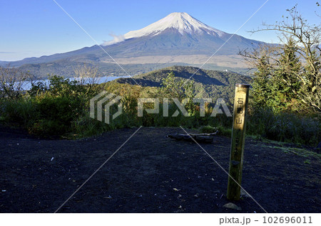 道志山塊の石割山山頂より朝日浴びる富士山 道志山塊の石割山山頂より朝日浴びる富士山 102696011