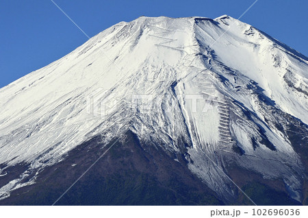 道志山塊の平尾山山頂より　雪化粧した富士山 102696036