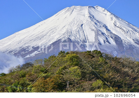 道志山塊の平尾山より望む雪化粧した富士山 102696054