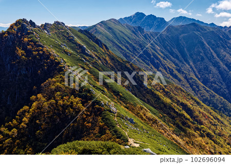 秋色の中央アルプス主稜線・縦走路を望む 102696094