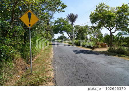 バリ島のびっくりマークの警告標識 バリ島のびっくりマークの警告標識 102696370