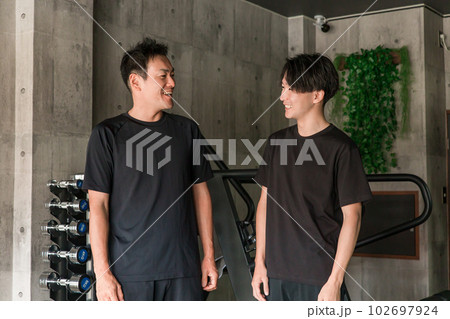 スポーツジムにいるスポーツトレーナー・インストラクター スポーツジムにいるスポーツトレーナー・インストラクター 102697924