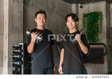 スポーツジムにいるスポーツトレーナー・インストラクター スポーツジムにいるスポーツトレーナー・インストラクター 102697925