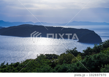 和歌山加太紀淡海峡　友ヶ島と加太の間の海峡が夕日を受けて光輝くひととき 102697970