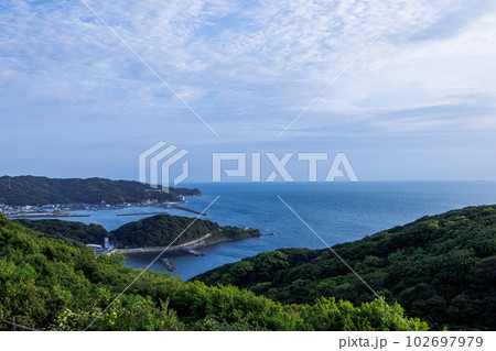 和歌山加太紀淡海峡 新緑に縁どられた加太港 和歌山加太紀淡海峡 新緑に縁どられた加太港 102697979