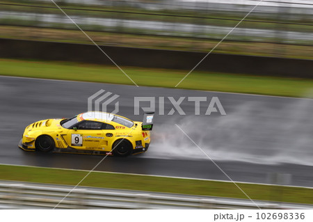 雨の中激走するスポーツカー 102698336
