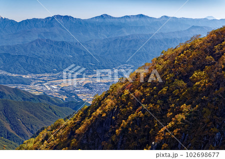 紅葉の中央アルプス・主稜線縦走路から見る南アルプス・富士山 紅葉の中央アルプス・主稜線縦走路から見る南アルプス・富士山 102698677