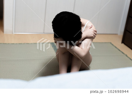 下着姿で座り込む女性 下着姿で座り込む女性 102698944