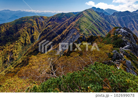 紅葉の中央アルプス・濁沢大峰から見る檜尾岳と空木岳 紅葉の中央アルプス・濁沢大峰から見る檜尾岳と空木岳 102699078