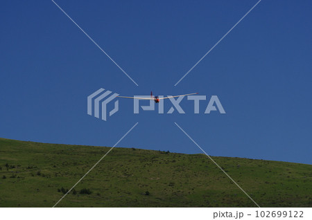 霧ヶ峰高原を飛ぶグライダー　 102699122