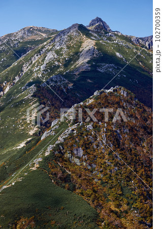 檜尾岳から見る紅葉の中央アルプス・宝剣岳と木曽駒ヶ岳 檜尾岳から見る紅葉の中央アルプス・宝剣岳と木曽駒ヶ岳 102700359