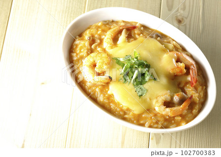 海老、チーズ、パクチー、トムヤムリゾットを俯瞰で撮影 102700383
