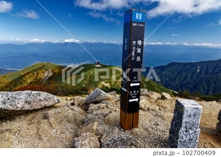 中央アルプス・檜尾岳山頂から見る避難小屋と南アルプスの山並み 中央アルプス・檜尾岳山頂から見る避難小屋と南アルプスの山並み 102700409