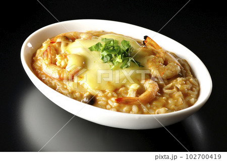 海老、チーズ、パクチー、トムヤムリゾットを黒背景で撮影 海老、チーズ、パクチー、トムヤムリゾットを黒背景で撮影 102700419
