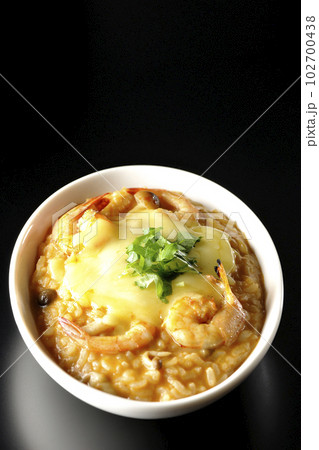 海老、チーズ、パクチー、トムヤムリゾットを黒背景で撮影 102700438