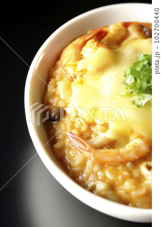 海老、チーズ、パクチー、トムヤムリゾットを黒背景で撮影 海老、チーズ、パクチー、トムヤムリゾットを黒背景で撮影 102700440