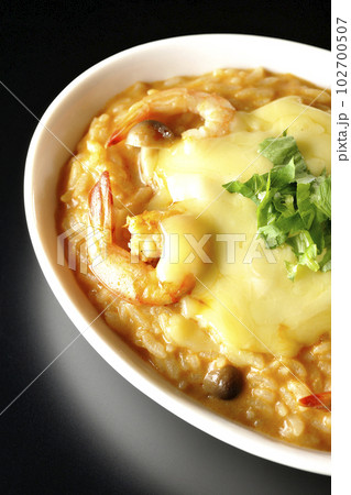 海老、チーズ、パクチー、トムヤムリゾットを黒背景で俯瞰撮影 海老、チーズ、パクチー、トムヤムリゾットを黒背景で俯瞰撮影 102700507