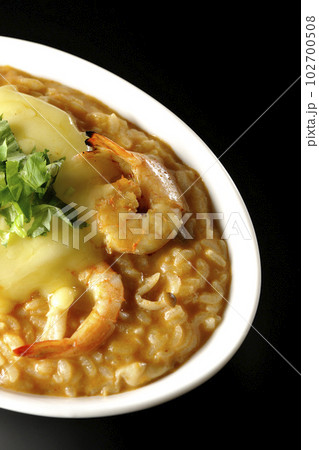 海老、チーズ、パクチー、トムヤムリゾットを黒背景で俯瞰撮影 102700508