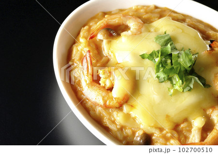 海老、チーズ、パクチー、トムヤムリゾットを黒背景で俯瞰撮影 海老、チーズ、パクチー、トムヤムリゾットを黒背景で俯瞰撮影 102700510