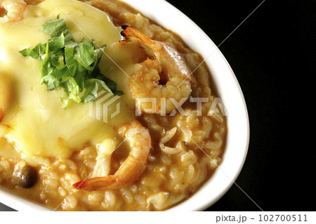 海老、チーズ、パクチー、トムヤムリゾットを黒背景で俯瞰撮影 海老、チーズ、パクチー、トムヤムリゾットを黒背景で俯瞰撮影 102700511