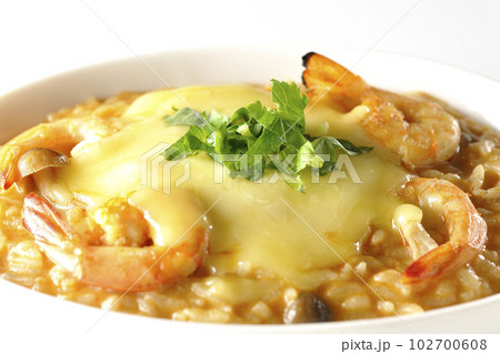 海老、チーズ、パクチー、トムヤムリゾットを白背景で撮影 102700608