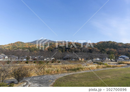 奈良県、秋の初瀬川から見る三輪山と麓の民家 奈良県、秋の初瀬川から見る三輪山と麓の民家 102700896