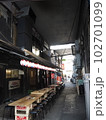 上野アメ横の路地 102701099