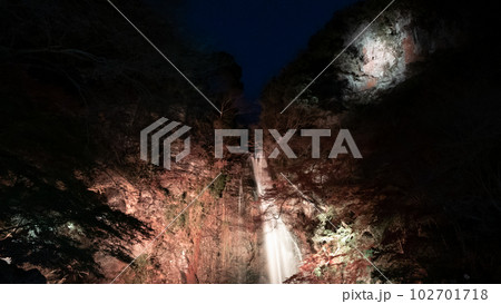 夜の滝に思う 102701718
