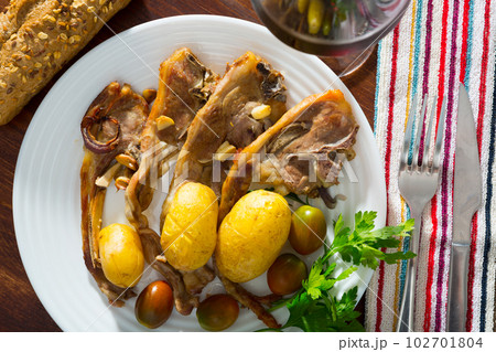Roasted lamb ribs with potato 102701804