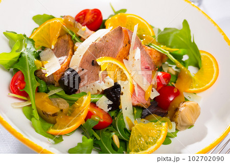 Salad of fried duck fillets 102702090