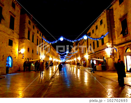 クロアチア・ドブロブニクの旧市街の夜景 クロアチア・ドブロブニクの旧市街の夜景 102702693